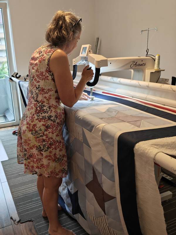 Claudia Ziersch beim Long-Arm-Quilten